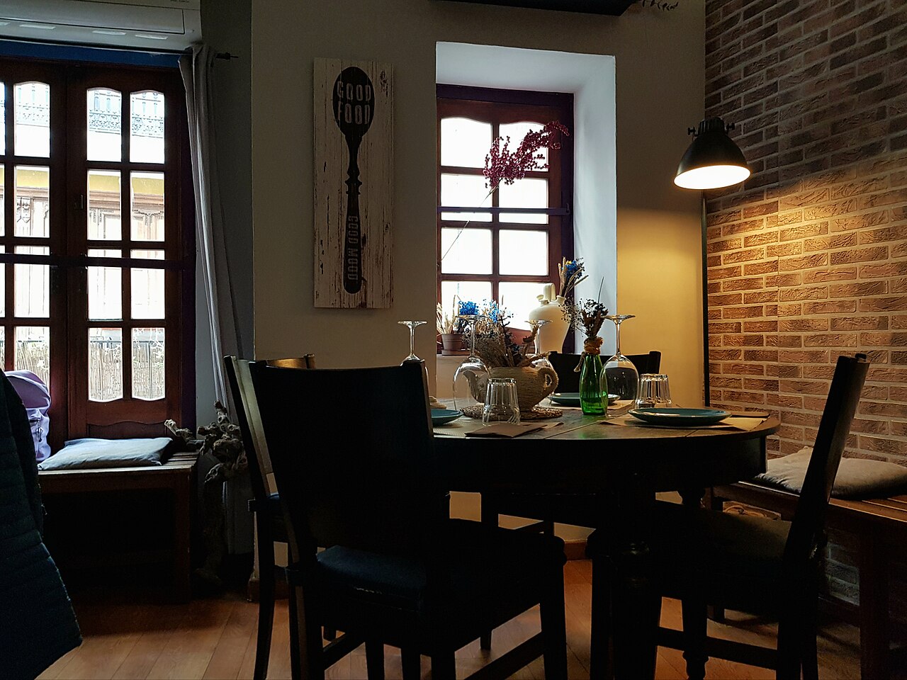 Sala restauracji w oświetleniu formalnym z eleganckimi nakryciami stołu